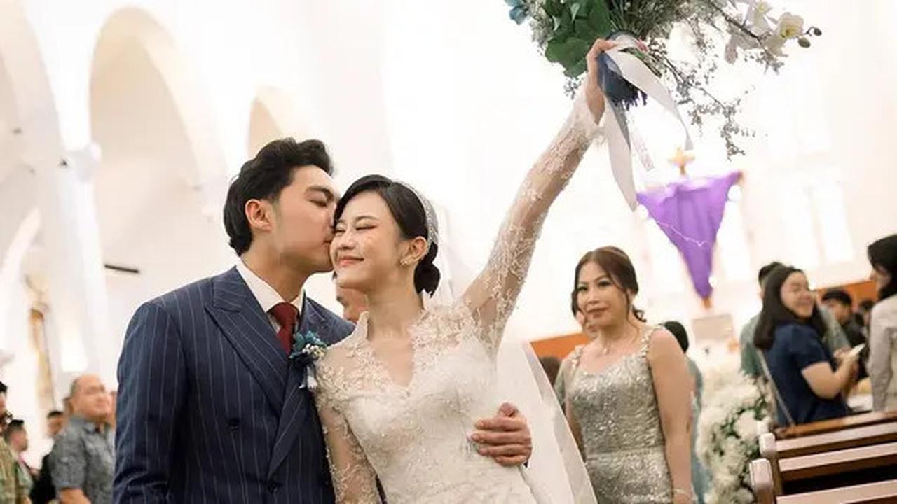 Potret Cantik Menawan Jessica Jane dalam Balutan Gaun Lace di Momen Pemberkatan Pernikahan, Tampil Anggun dan Santun Bersama Erwin Phang