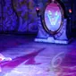 Ibu tiri Putri Salju dan Cermin Ajaib tampil pada Disney On Ice bertajuk Dare to Dream! di Istora Senayan, Jakarta, Jumat (10/4/2015). Acara ini digelar untuk merayakan 75 tahun cerita mengenai Disney Princess (Liputan6.com/Panji Diksana)