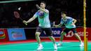 Pebulu tangkis ganda putra Indonesia, Moh Reza Pahlevi/Sabar Gutama melakukan servis ke arah pasangan Malaysia, Chia Weijie/Lwi Sheng Hao dalam laga 32 besar Indonesia Masters 2026 di Istora, Senayan, Jakarta, Selasa (20/01/2026). (Bola.com/Bagaskara Lazuardi)