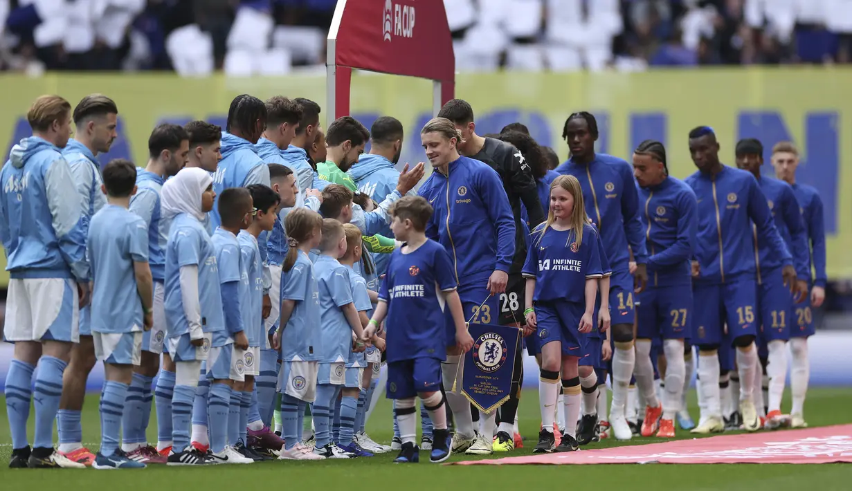 Para pemain starting XI Chelsea dan Manchester City saling bersalaman jelang dimulainya laga semifinal Piala FA 2023/2024 di Wembley Stadium, London, Sabtu (20/4/2024). (AP Photo/Ian Walton)