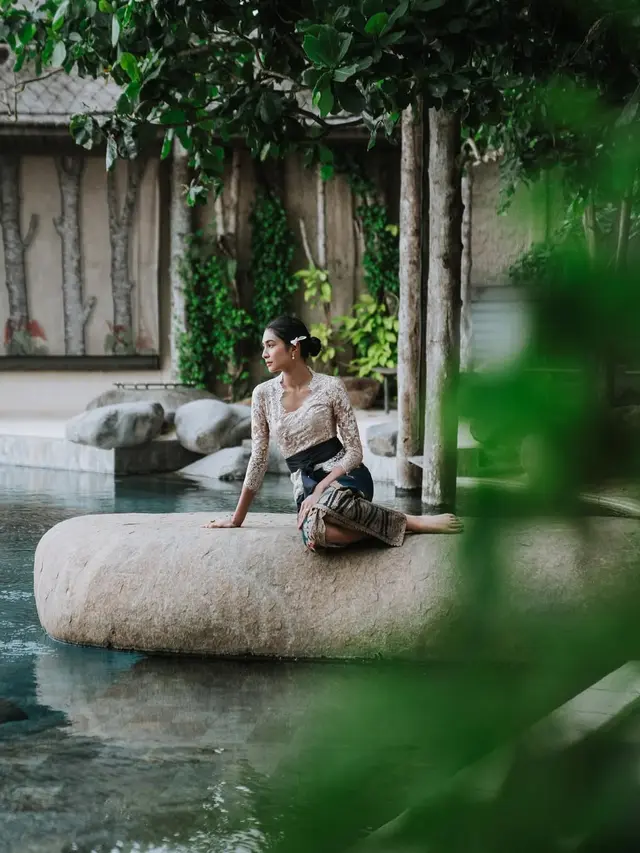 Pesona Mikha Tambayong Berkain Bali dan Kebaya (Instagram/@miktambayong)
