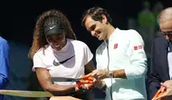 Serena Williams (kiri) dan Roger Federer pada acara Miami Open 2019 di Miami Gardens, Florida. (Michael Reaves/Getty Images/AFP)