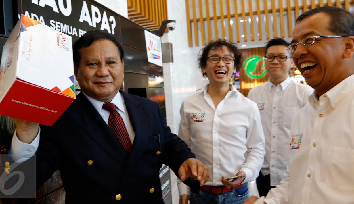 Prabowo Subianto menunjukkan kamera pesanan saat berkunjung ke MatahariMall.com, Jakarta, Rabu (27/1/2016). MatahariMall.com melakukan kerjasama dengan Nusantara Polo Club sebagai bentuk dukungan untuk olahraga Polo (Liputan6.com/Fery Pradolo)