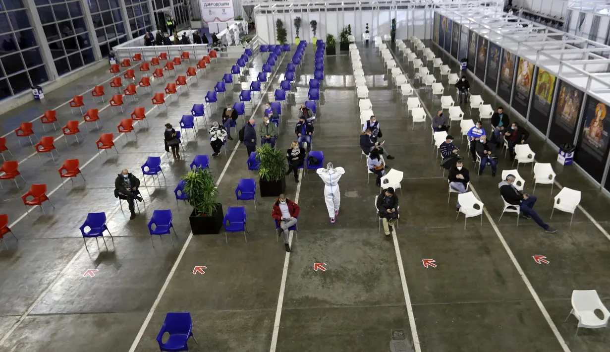 Orang-orang duduk, setelah menerima vaksin COVID-19 di pusat vaksinasi darurat Beograd Fair, di Beograd, Serbia, Senin (25/1/2021). Serbia adalah negara Eropa pertama yang menerima vaksin COVID-19 Sinopharm China untuk program inokulasi massal. (AP Photo/Darko Vojinovic)