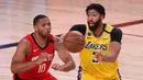 Pebasket LA Lakers, Anthony Davis, berebut bola dengan pebasket Houston Rockets, Eric Gordon, pada semifinal playoff NBA di ESPN Wide World Sports, Orlando, Jumat (11/9/2020). LA Lakers menang 110-100 atas Houston Rockets. (AFP/Michael Reaves/Getty Images)