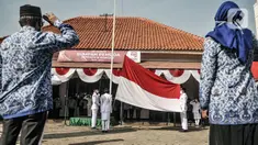 Peserta memberi hormat saat upacara peringatan 92 tahun Sumpah Pemuda di Museum Sumpah Pemuda, Jakarta, Rabu (28/10/2020). Upacara dengan tema Sumpah Pemuda Bersatu dan Bangkit itu diadakan secara terbatas dengan menerapkan protokol kesehatan Covid-19. (merdeka.com/Iqbal S Nugroho)