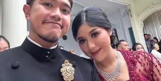 Erina Gudono bersama Kaesang hadir di akad nikah kerabanya dengan tampilan khas Jawa. Erina pun tampil dengan kebaya merah. Tampak Kaesang mengenakan beskap hitam. [@erinagudono]