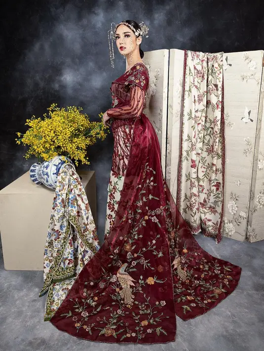 Terdapat ekor panjang juga di belakangnya yang dihiasi dengan bordiran burung dan bunga.  [Foto: Instagram/@mozawahyu]