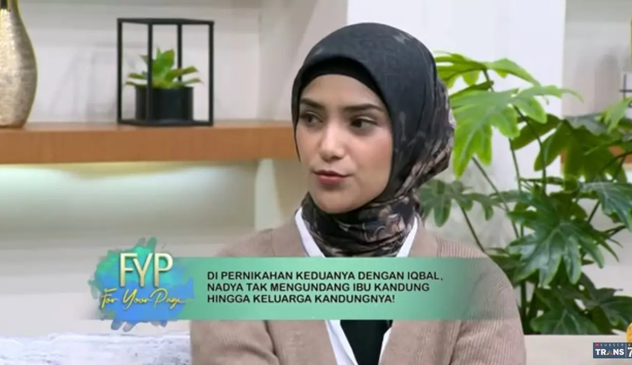 Sampai sekarang, Nadya Mustika juga mengaku tak ada komunikasi dengan ibu kandungnya. Dalam acara tersebut, Nadya juga diberi kesempatan untuk meminta restu pada ibu kandungnya. [Youtube/TRANS7 OFFICIAL]