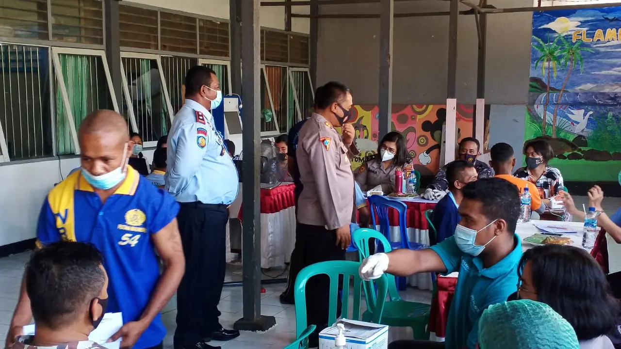 Warga Binaan Pemasyarakatan (WBP) Rumah Tahanan Rumah Tahanan (Rutan) Kelas IIB Maumere, jalani vaksinasi tahap pertama. (Liputan6.com/Dionisius Wilibardus)