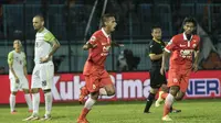 Gelandang Persija, Raphael Maitimo, merayakan gol yang dicetaknya ke gawang PBR pada laga Piala Jenderal Sudirman di Stadion Kanjuruhan, Malang, Kamis (19/11/2015). Persija berhasil menang 2-0. (Bola.com/Vitalis Yogi Trisna)