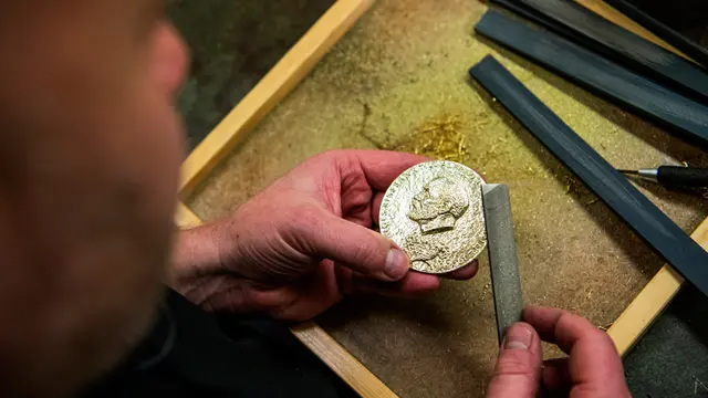 Mengintip Pembuatan Medali Hadiah Nobel