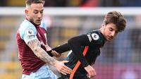 Pemain Burnley Josh Brownhill (kiri) berebut bola dengan pemain Chelsea Mason Mount pada pertandingan sepak bola Liga Inggris di Turf Moor, Burnley, Inggris, 5 Maret 2022. Chelsea menang 4-0. (Oli SCARFF/AFP)
