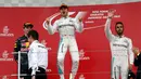 Nico Rosberg (tengah) saat berada di podium F1 GP Jepang, Minggu (9/10). Rosberg semakin meninggalkan rekan setimnya, Lewis Hamilton dengan unggul 33 point. (REUTERS/Toru Hanai)