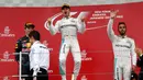 Nico Rosberg (tengah) saat berada di podium F1 GP Jepang, Minggu (9/10). Rosberg semakin meninggalkan rekan setimnya, Lewis Hamilton dengan unggul 33 point. (REUTERS/Toru Hanai)