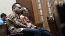 Direktur Operasional PT Murakabi Sejahtera, Irvanto Hendra Pambudi Cahyo (kiri) saat jeda sidang lanjutan dugaan korupsi pengadaan e-KTP di Pengadilan Tipikor, Jakarta, Selasa (7/8). Sidang mendengar keterangan saksi. (Liputan6.com/Helmi Fithriansyah)