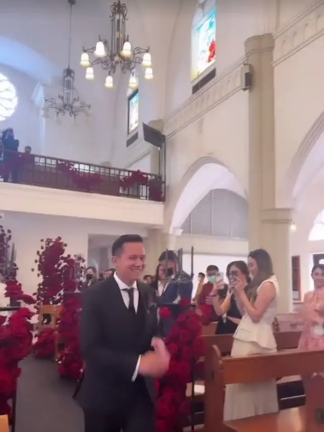 Angel Pieters resmi dipersunting pria bernama Andreas Paramawidya Wisesa (https://www.instagram.com/p/CoCbEbABFgS/)