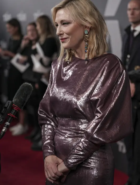 Cate Blanchett diwawancarai setibanya di pemutaran perdana film 'Tar' di London, Rabu, 11 Januari 2023. Mengenakan riasan ringan, Cate melengkapi penampilannya dengan sepasang anting-anting emas. (Photo by Scott Garfitt/Invision/AP)