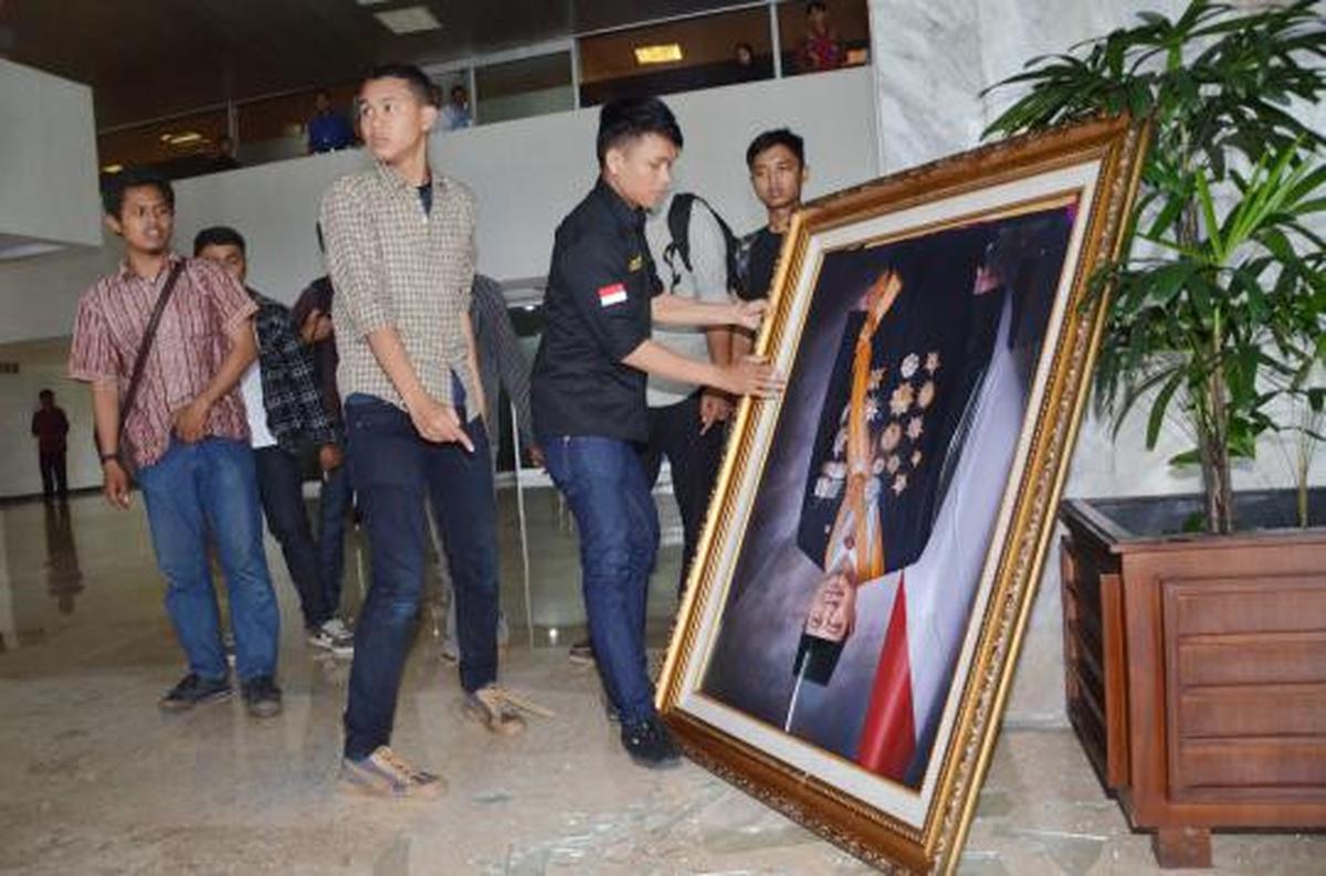 Saat mahasiswa turunkan foto SBY 