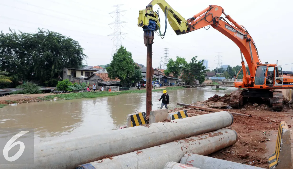 Alat berat saat memasang Tiang Proyek jalan tol Becakayu di Jalan kali malang, Jakarta, Sabtu (28/5) Proyek tol yang sempat mangkrak ini terus di percepat pembangunanya dan di targetkan akhir 2017 akan rampung. (Liputan6.com/Helmi Affandi)