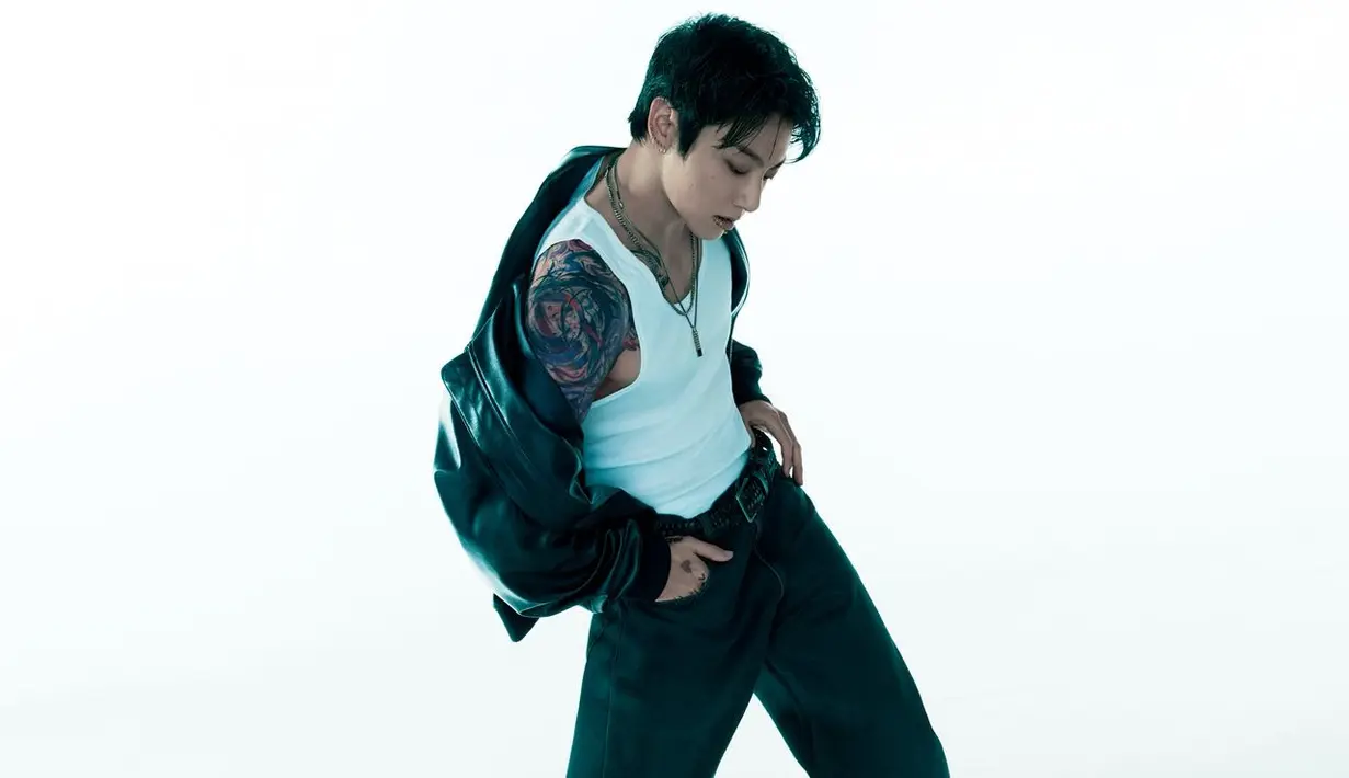 Foto terakhir menampilkan Jung Kook dalam pose berdiri kuat dengan kaki terbuka lebar, menciptakan siluet powerful. Leather jacket yang jatuh di bahu serta tank top putih kembali mempertegas karakter maskulin modern yang menjadi benang merah kampanye ini. [Dok/Calvin Klein].