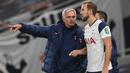 Pelatih Tottenham Hotspur, Jose Mourinho memberi instruksi kepada Harry Kane saat menghadapi Chelsea pada laga putaran keempat Piala Liga 2020/2021 di Tottenham Hotspur Stadium, London (29/9/2020). Di Liga Inggris, Jose Mourinho pernah membesut Chelsea dan Tottenham Hotspur yang merupakan rival sekota dalam London Derby. Chelsea dibesutnya mulai musim 2004/2005 hingga awal musim 2007/2008. Sementara Spurs memakai jasanya mulai 2019/2020 hingga 2020/2021. (AFP/Neil Hall)