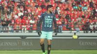 Penjaga gawang Bali United, Adilson Maringa, melakukan duel udara saat menghadapi Arema FC di Stadion Kapten I Wayan Dipta. (Bola.com/Alit Binawan)