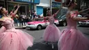 Balerina menampilkan tarian balet saat lampu merah di tengah jalanan Mexico City, 28 Juli 2018. Para balerina dari sanggar Ardentia itu membawakan tarian klasik  untuk menghibur para pengendara di persimpangan yang macet. (AP/Emilio Espejel)