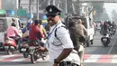 Polisi lalu lintas India Ranjeet Singh melakukan tarian "moonwalking" saat mengarahkan lalu lintas di persimpangan Indore, India (22/12). Cara Ranjeet Singh mengatur lalu lintas menjadi menarik perhatian warga sekitar. (AFP Photo/Indranil Mukherjee)