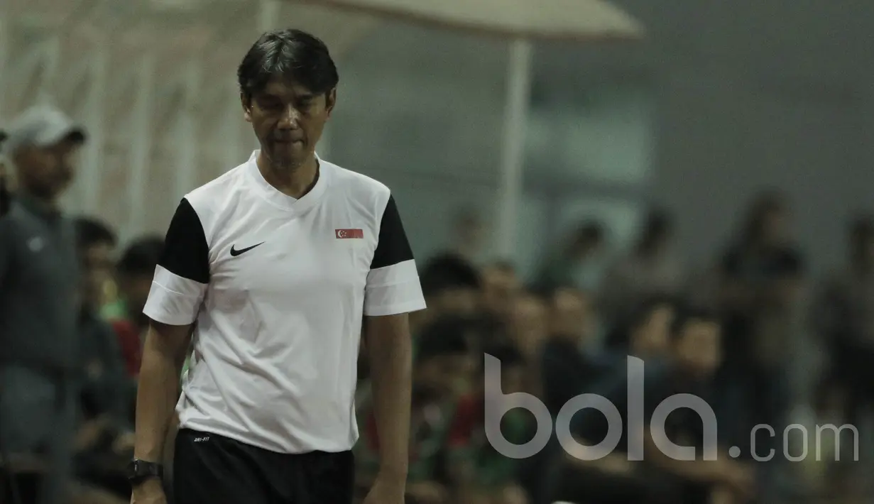 Asisten pelatih Timnas Singapura U-16, Shahrin Shari, tampak kecewa usai kalah melawan Indonesia di Stadion Wibawa Mukti, Cikarang, Kamis, (8/6/2017). Indonesia menang 4-0. (Bola.com/M Iqbal Ichsan)