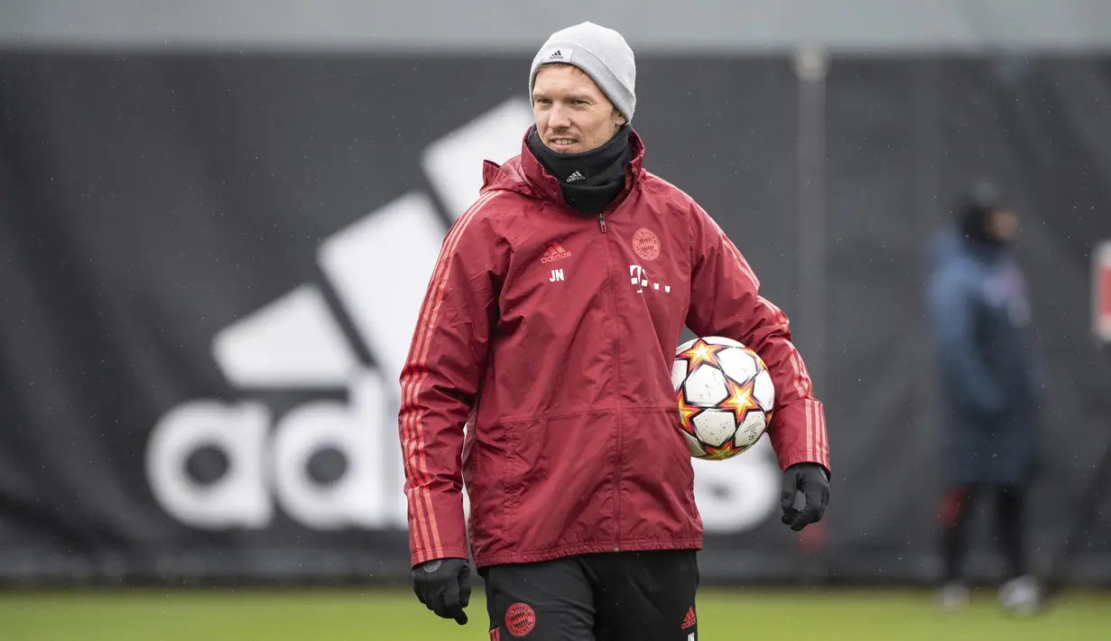 Pelatih Bayern Munchen Julian Nagelsmann memimpin sesi latihan terakhir timnya sebelum pertandingan grup Liga Champions, Munich, Senin (22/11/2021). Partai Liga Champions antara Dynamo Kyiv vs Bayern akan digelar di NSC Olympiyksyi pada Rabu (24/11) dinihari WIB.  (Matthias Balk/dpa via AP)