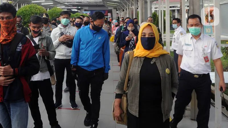 FOTO: Bima Arya Tinjau Penerapan Protokol Kesehatan di Stasiun Bogor