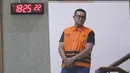 Bupati Klaten Hamenang Wajar Ismoyo tampak Pasrah saat keluar dari Gedung Merah Putih KPK, Jakarta, Jumat (16/10/2026), setelah ditetapkan sebagai tersangka dalam kasus yang terungkap melalui operasi tangkap tangan. (KLY/Budy Santoso)