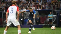 Striker timnas Prancis Kylian Mbappe, menendang bola ke gawang Kroasia pada pertandingan sepak bola final Piala Dunia 2018 di Stadion Luzhniki, Moskow (15/7). Kylian Mbappe mencetak gol pada menit ke-65. (AFP PHOTO / Jewel Samad)