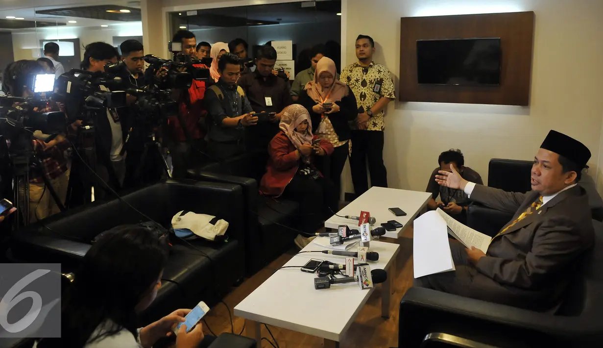 Fahri Hamzah menjawab pertanyaan wartawan saat mengelar jumpa pers terkait proses pengaduannya ke MKD atas tindakan yang dilakukan Petinggi PKS Sohibul iman, Surahman Hidayat dan Hidayat Nur Wahid di Jakarta (29/4). (Liputan6.com/Johan Tallo)