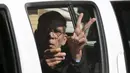 Pembajak pesawat EgyptAir, Seif Eldin Mustafa mengacungkan dua jarinya saat berada di dalam mobil tahanan di sebuah pengadilan di Larnaca, Siprus, Rabu (30/3). Seif Eldin Mustafa menyerahkan diri dan membebaskan 5 sandera. (REUTERS/Yiannis Kourtoglou)