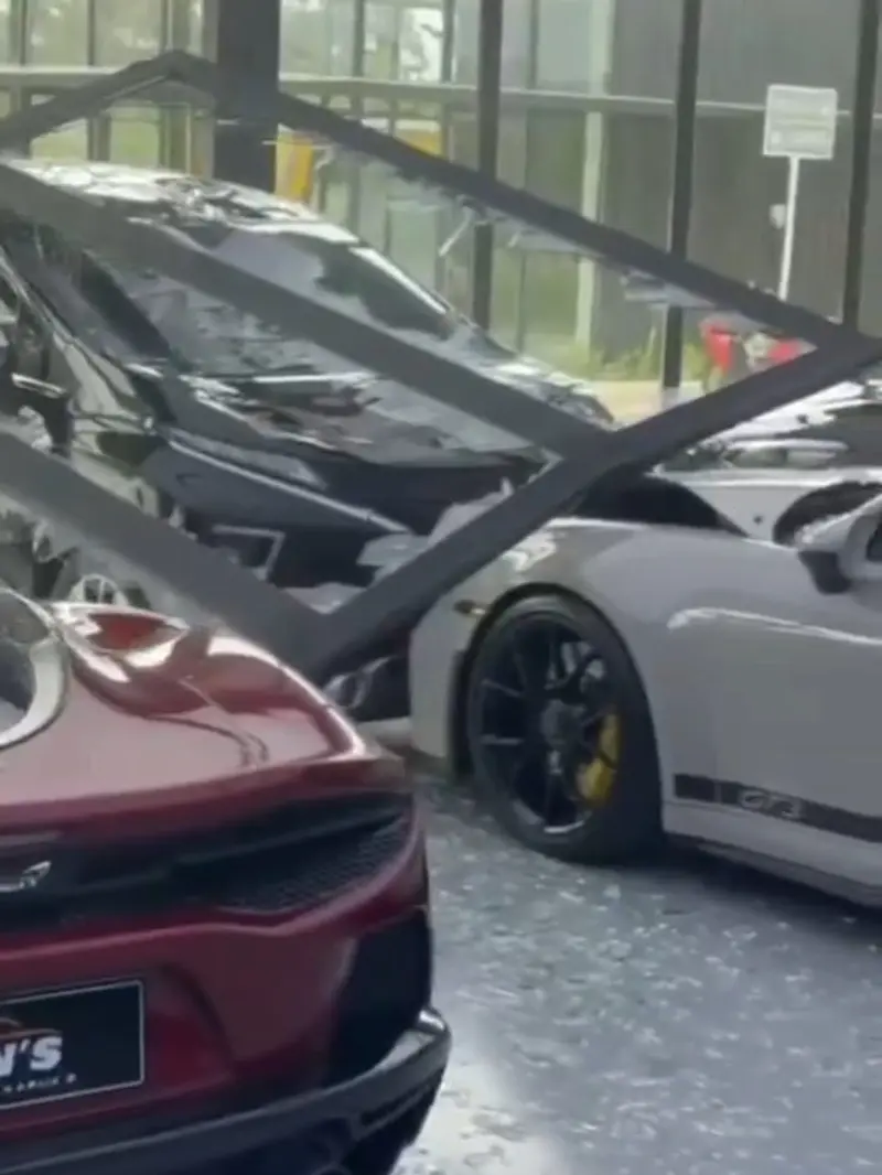 Viral mobil tabrak showroom berisi Porsche (sumber: Twitter/innovacommunity)