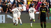 Gelandang Real Madrid Gareth Bale berselebrasi dengan rekannya Isco usai mencetak gol ke gawang Juventus pada pertandingan ICC 2018 di Landover, Md (4/8). Madrid menang telak 3-1 atas Juventus. (AP Photo/Nick Wass)