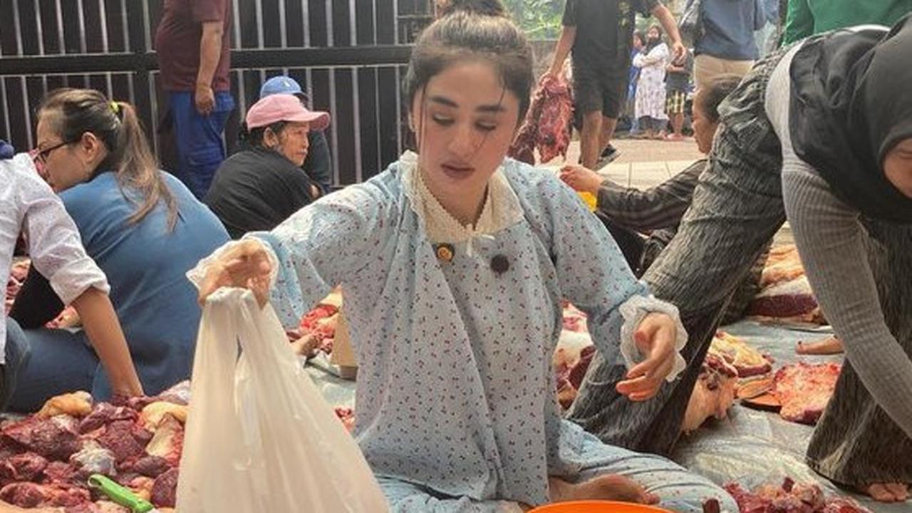 5 Potret Cantik Dewi Perssik Saat Potong dan Timbang Daging Kurban Idul Adha, Tampil Simple Pakai Piyama