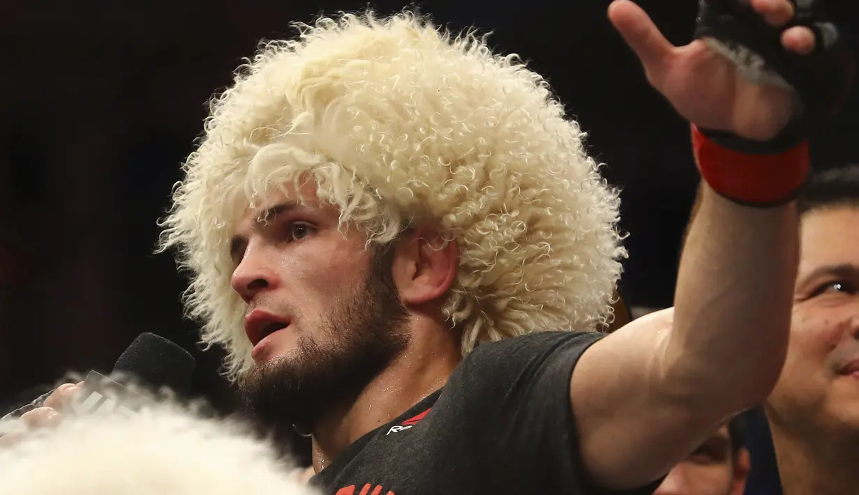 Khabib Nurmagomedov memberikan keterangan setelah menang melawan Dustin Poirier dalam pertarungan UFC 242 di Mal Yas di Abu Dhabi, Uni Emirat Arab (7/9/2019).Ini merupakan kemenangan Khabib Nurmagomedov setelah mengalahkan Conor McGregor, 6 Oktober 2018. (AP Photo/ Mahmoud Khaled)