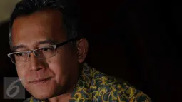 Terdakwa Ketua PTUN Medan, Tripeni Irianto Putro divonis Hakim dengan hukuman 2 tahun penjara dan denda Rp200 juta subsider 2 bulan kurungan, Jakarta, Kamis (17/12/2015). Tripeni terbukti menerima suap dari OC Kaligis. (Liputan6.com/Helmi Afandi)