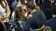 Model asal Brasil, Gisele Bundchen mencium sang suami yang merupakan pemain New England Patriots, Tom Brady usai pertandingan melawan Atlanta Falcons di NFL Super Bowl 51 di Houston, AS (5/2).  (Bob Levey / Getty Images /AFP)