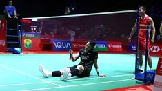 Usaha tunggal putra Indonesia, Jonatan Christie untuk mempertahankan gelar di Indonesia Masters 2024 langsung pupus pada babak pertama setelah ditumbangkan wakil China, Lu Guang Zu dalam pertarungan alot tiga game 21-19, 19-21 dan 19-21 di Istora Senayan, Jakarta, Rabu (24/1/2024). (Bola.com/M Iqbal Ichsan)