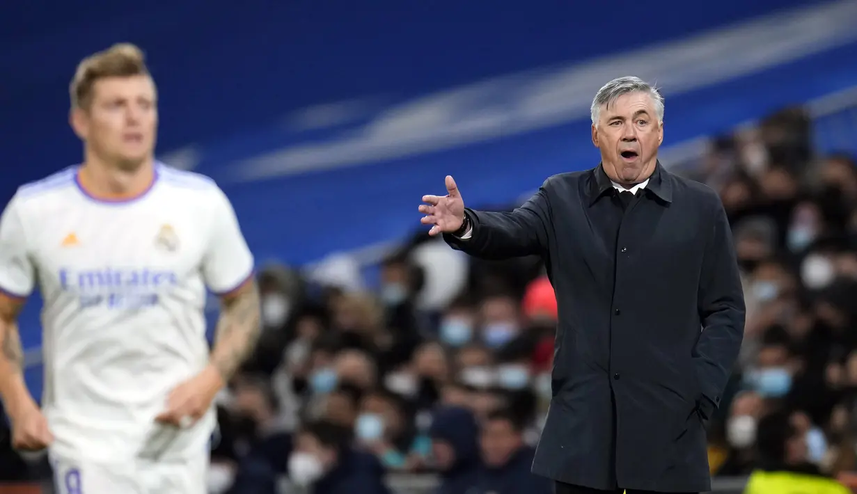 Pelatih Real Madrid, Carlo Ancelotti menyaksikan pemainnya bertanding melawan Sevilla pada pertandingan lanjutan La Liga Spanyol di di stadion Bernabeu, Madrid, Spanyol, Senin (29/11/2021). Hasil ini membuat Los Blancos kukuh di puncak klasemen sementara dengan 33 poin. (AP Photo/Manu Fernandez)