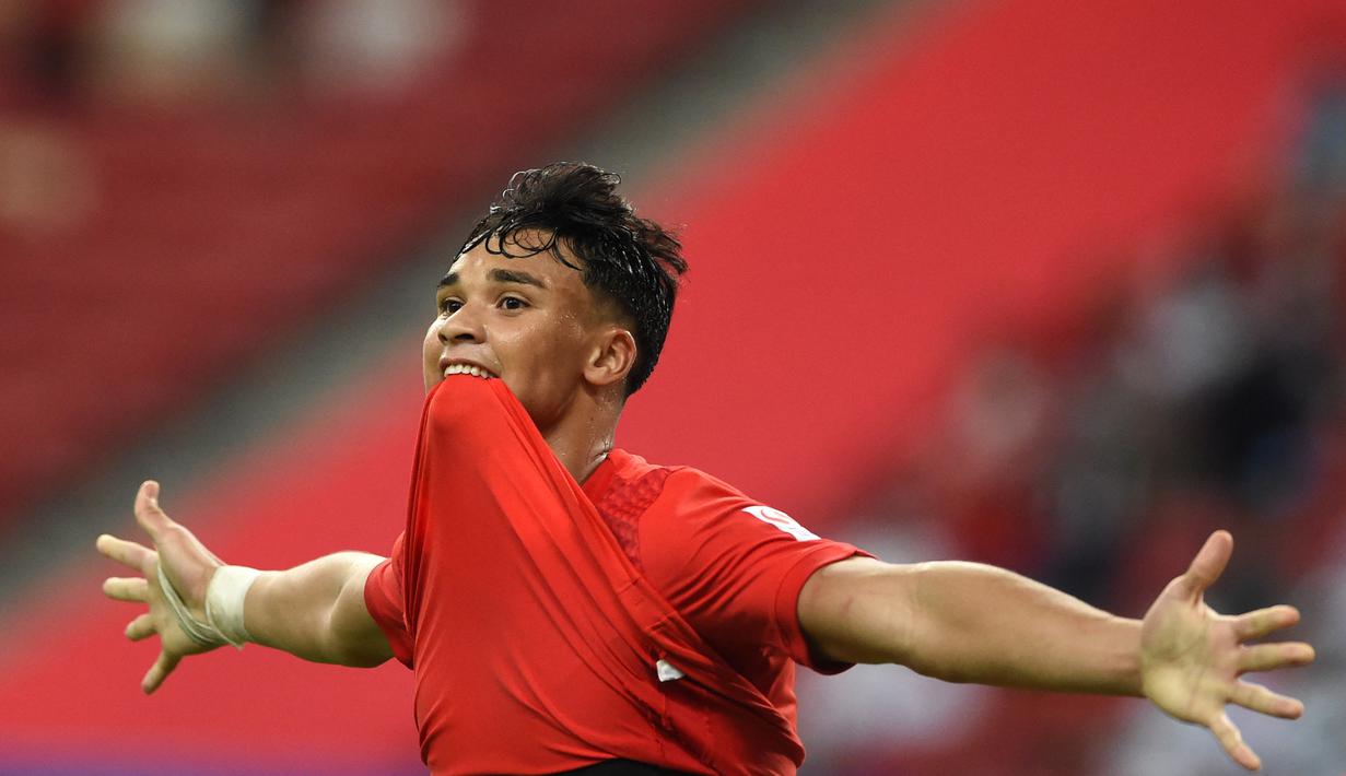 Pertahanan Timnas Indonesia akhirnya bobol juga pada menit ke-70. Adalah Ikhsan Fandi, anak legenda Singapura Fandi Ahmad yang mencetak gol penyeimbang 1-1. Aksi satu lawan satu dengan Nadeo Argawinata sukses mengoyak gawang Timnas garuda. Skor 1-1 bertahan hingga laga usai. (AFP/Roslan Rahman)