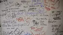 Sepotong dinding dari Bus Palladium, sebuah tempat di Paris yang ditutup tahun lalu, yang ditandatangani oleh sejumlah bintang rock termasuk anggota The Libertines, Air dan The Dandy Warhols, bernilai antara 5.000 hingga 8.000 euro. (Geoffroy VAN DER HASSELT / AFP)