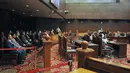 Delegasi Asosiasi Sekjen Mahkamah Konstitusi Se Asia berada di ruang sidang MK, Jakarta, Selasa (26/5/2015). Tujuan digelarnya acara tersebut adalah untuk saling bertukar informasi dan pengalaman di antara para anggota. (Liputan6.com/Herman Zakharia)