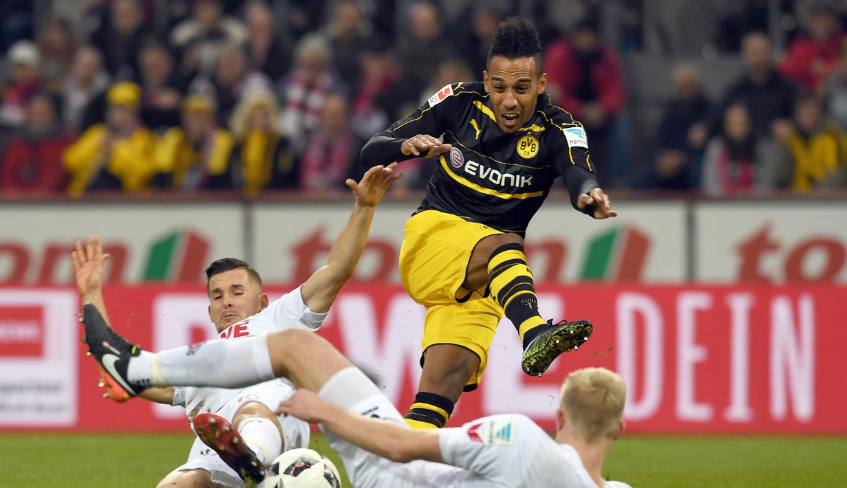 Pemain Dortmund, Pierre-Emerick Aubameyang (tengah) memimpin klasemen semetara topskor Bundesliga dengan total 16 gol hingga pekan ke-18. (EPA/Federico Gambarini)