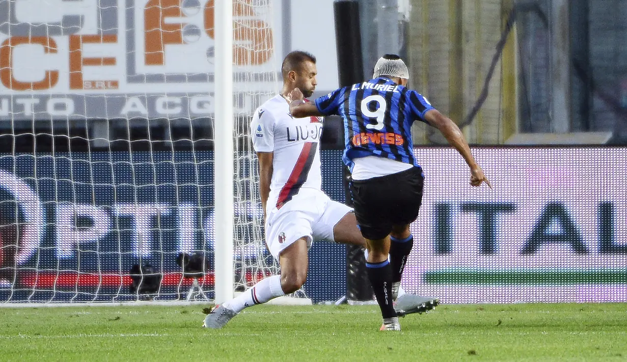 Pemain Atalanta Luis Muriel (kanan) mencetak gol ke gawang Bologna pada pertandingan Liga Italia Serie A di Stadion Gewiss, Bergamo, Italia, Selasa (21/7/2020). Atalanta menang 1-0 dan kembali menempati posisi dua klasemen. (Giuseppe Zanardelli/LaPresse via AP)