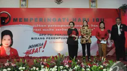 Ketua DPP PDIP Bidang Perempuan dan Anak Wiryanti Sukamdani (ketiga kanan) membacakan surat pernyataan sikap memerangi Narkoba dan HIV/AIDS di Peringatan Hari Ibu, Jakarta, Senin (22/12/2014). (Liputan6.com/Herman Zakharia) 